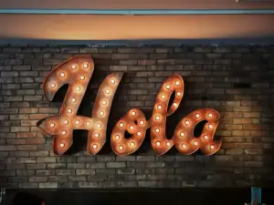 שלט Hola מאותיות בנויות עם תאורת נורות (Marquee Sign) – שילוט פנים מעוצב.