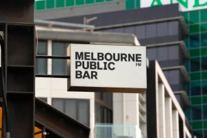 שלט Melbourne Public Bar - דוגמה לשילוט עסקי במרחב ציבורי